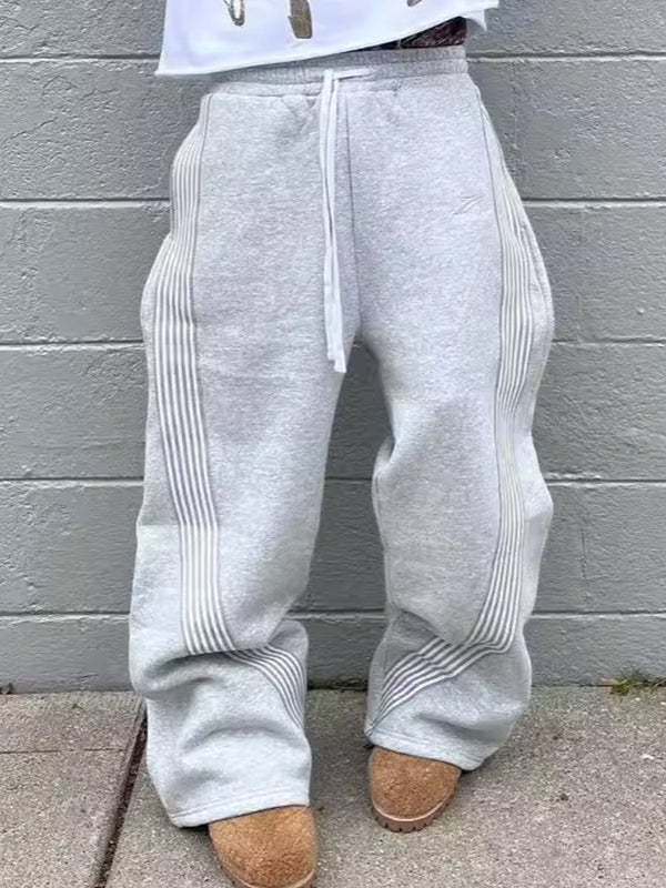 Solid-colored sweatpants with vintage print