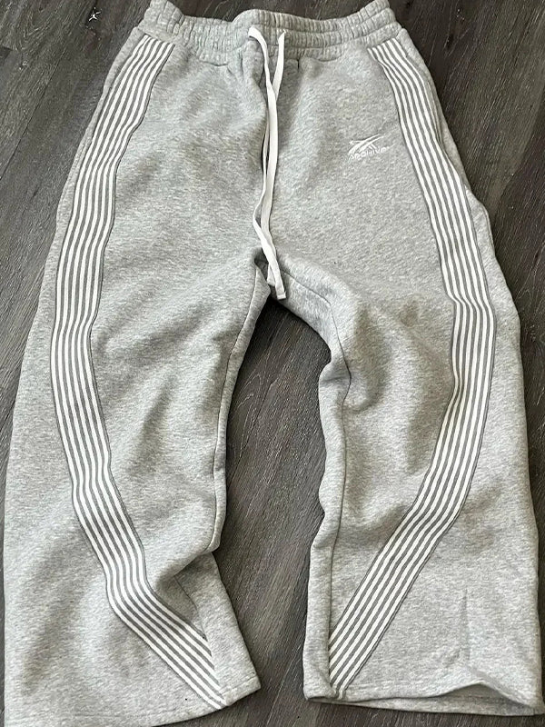 Solid-colored sweatpants with vintage print
