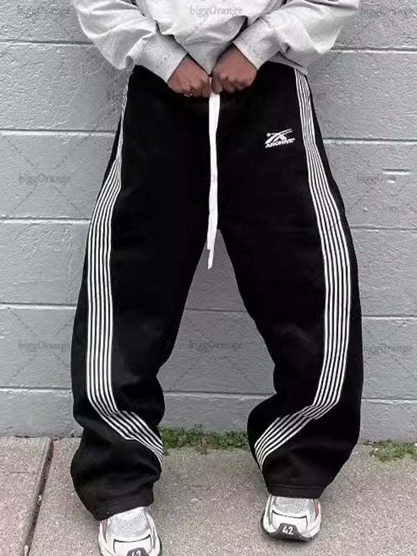 Solid-colored sweatpants with vintage print