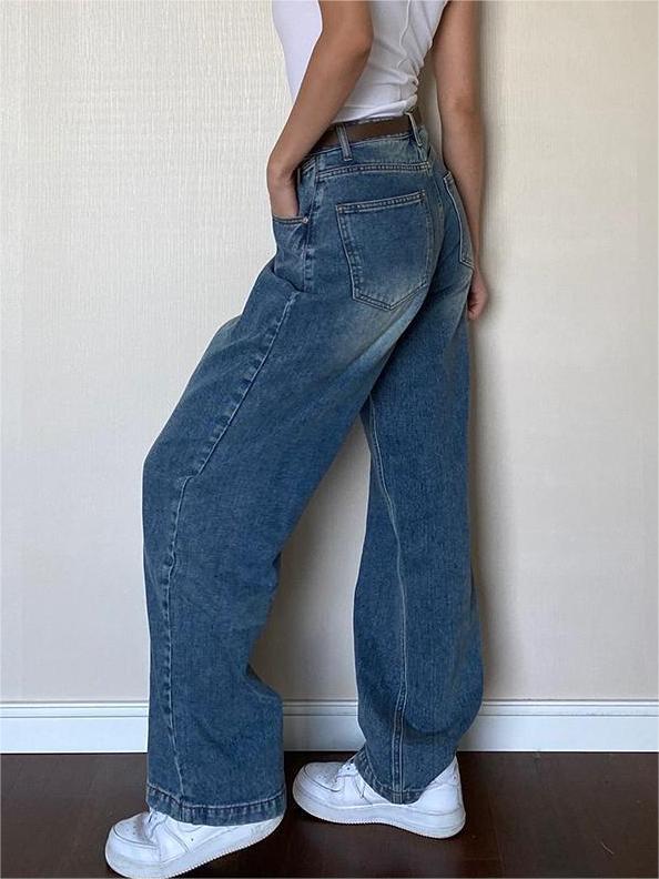 Vintage blue boyfriend jeans with a washed look