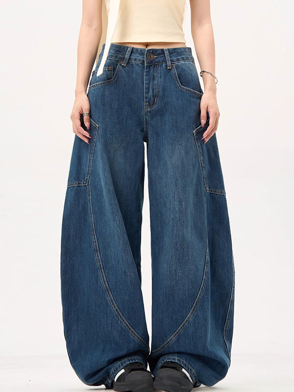 Vintage blue boyfriend jeans with large pockets and wide curved cut