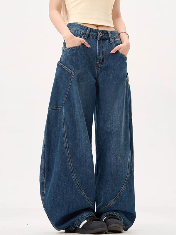 Vintage blue boyfriend jeans with large pockets and wide curved cut