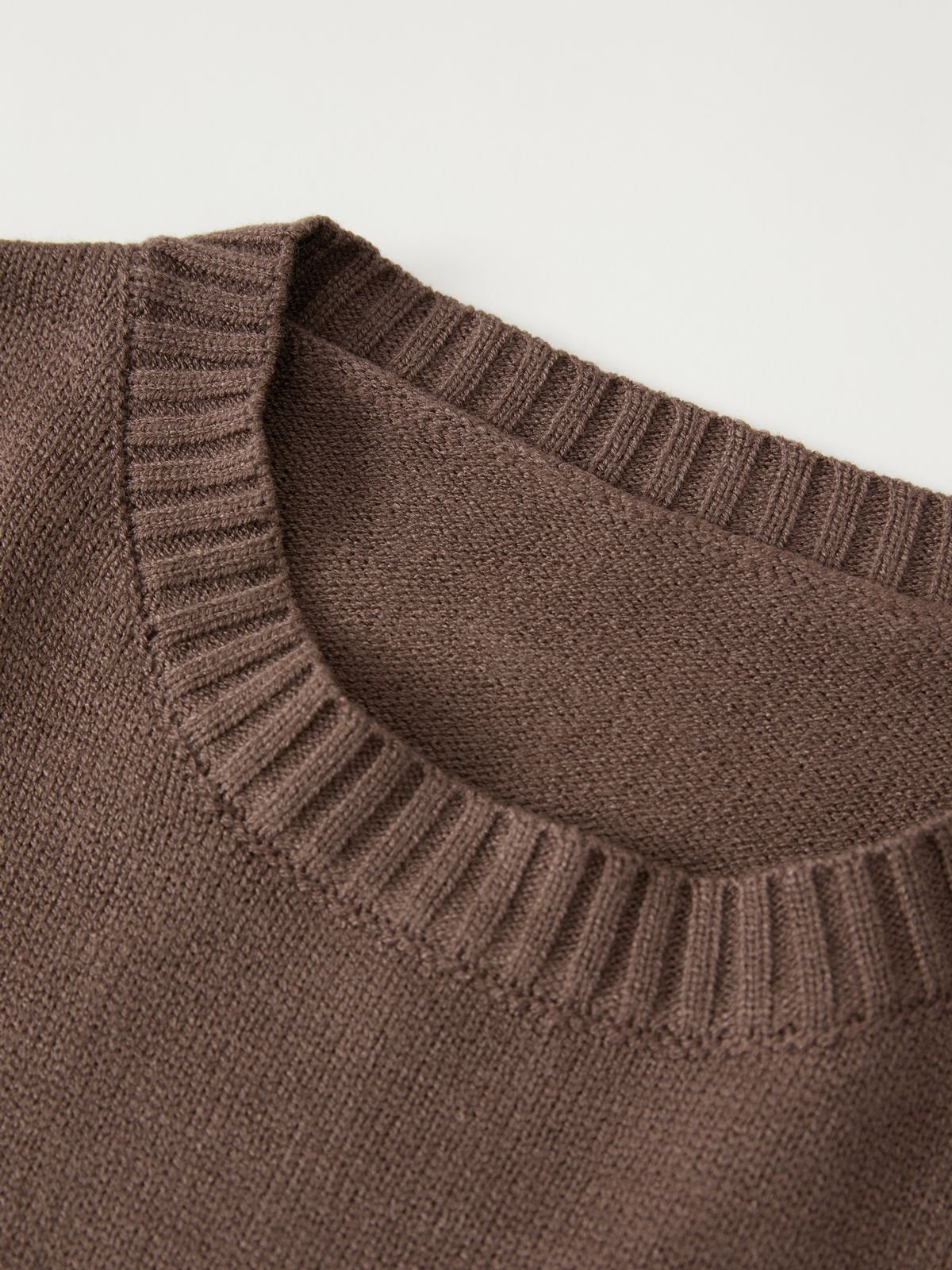 Brown vintage oversized sweater with three stripes