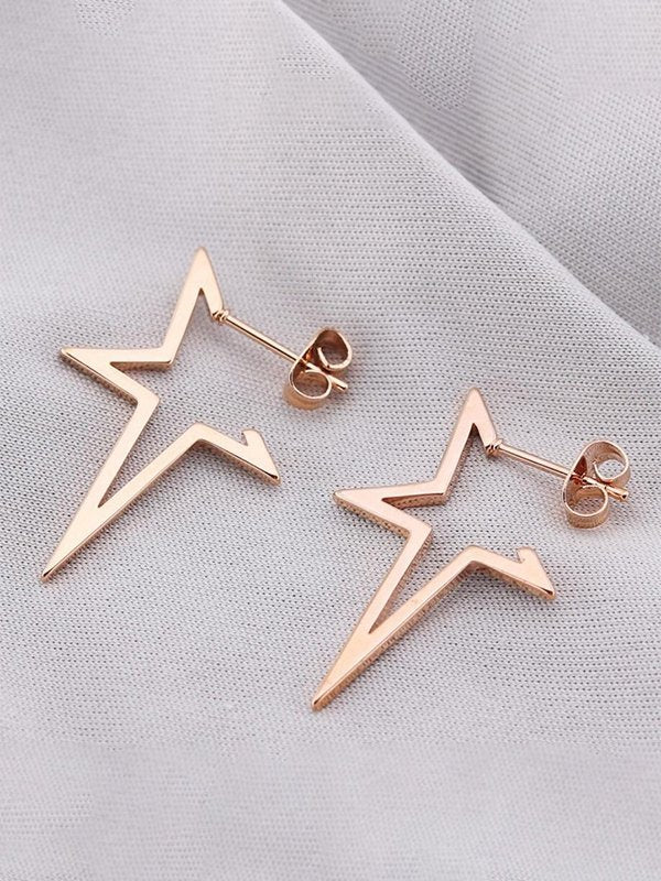 Earrings with asymmetric star pendant